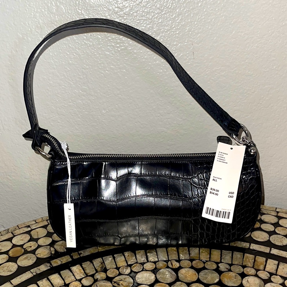 Vegan leather mini shoulder bag! 🖤